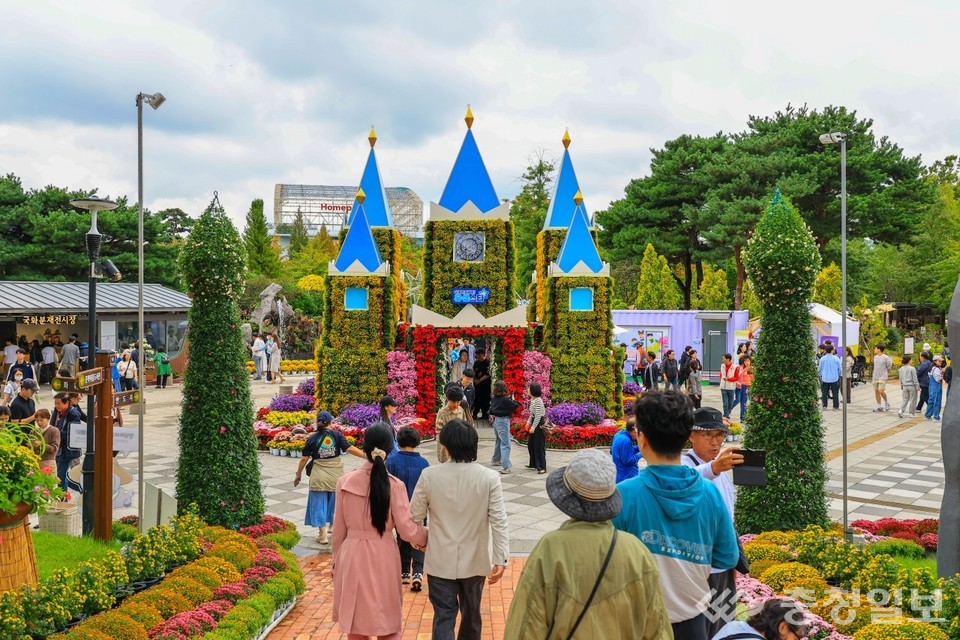 ▲ 유성국화축제의 대표 전시 공간인 ‘국화궁전’을 찾은 관람객들이 형형색색의 꽃길을 따라 이동하며 전시 조형물을 즐기고 있다