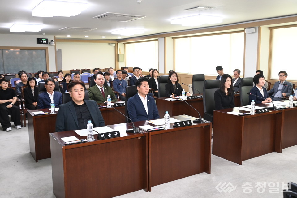 ▲ 대덕구의회 의원들과 집행부 관계자들이 지난 회기 주요 안건 심사를 위해 회의에 집중하고 있다. 290회 2차 정례회는 예산·감사·조례 등 핵심 의제가 논의되며 긴장감 속에 진행될 예정이다