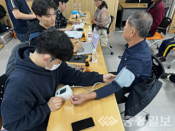 ▲ 굿닥터스 나눔단 의료진 등이 지난 9일 충북 진천군 이월면 행정복지센터 대회의실서 진천축협 조합원 등을 대상으로 한방 진료를 히고 있했다.