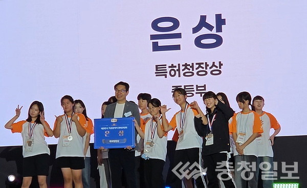 ▲ 진천여중 학생들이 학생창의력 챔피언대회에서 은상을 받은 뒤 기념촬영하는 모습.