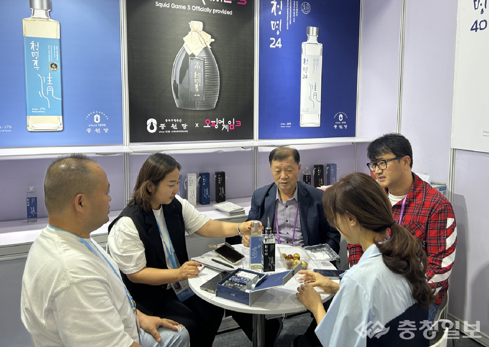 ▲ '2025 중국 추계 수·출입 상품교역회'에 참가한 충주 기업 중원당 직원들이 바이어들과 상담을 벌이고 있다.