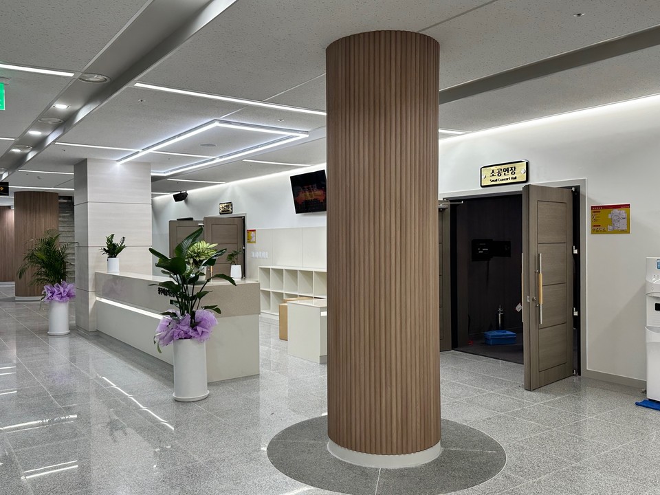▲ 시야각 확보와 음향보다는 공간디자인에 치중해 리모델링 공사를 진행했다는 비판을 받는 청주예술의전당 로비.