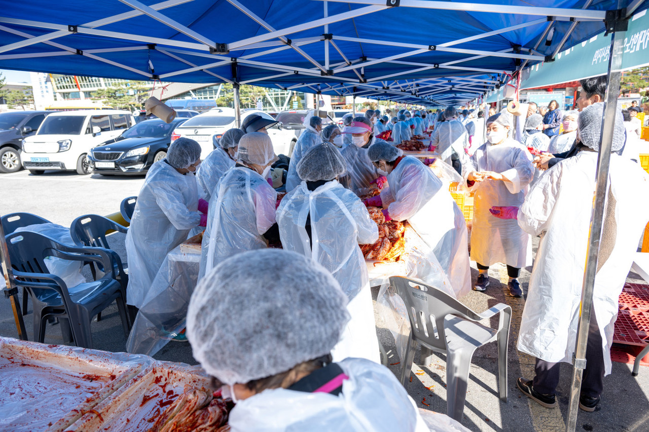 ▲ 제천시 자원봉사자들이 김장을 하고 있는 모습. 사진=제천시제공