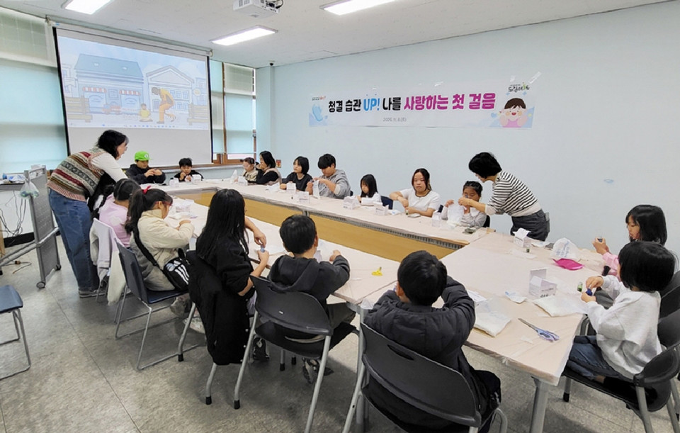 ▲ 8일 태안군청소년수련관에서 진행된 비누 만들기 체험 모습.