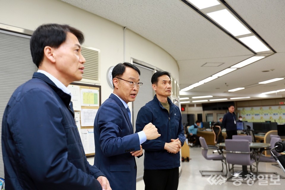 ▲ 대전교통공사 이광축 신임사장(가운데)이 10일, 공식 업무에 돌입하며 도시철도 종합관제실을 방문해 현장근무자를 격려하고 있다
