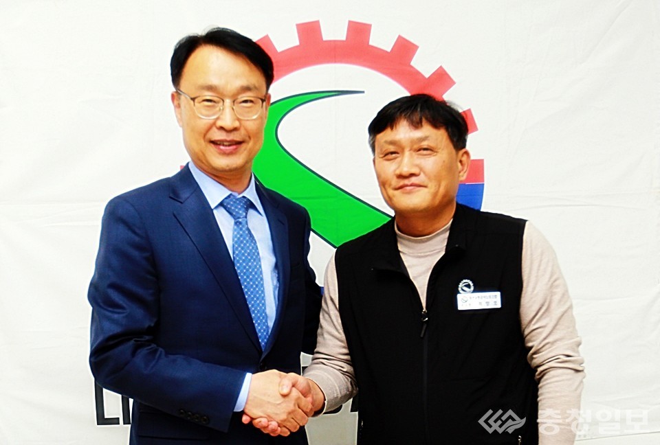 ▲ 대전교통공사 이광축 신임사장(왼쪽)은 10일, 최향호 대전교통공사노동조합 위원장과 첫 만남을 갖고 상생과 협력의 노사관계 정립 의지를 밝혔다