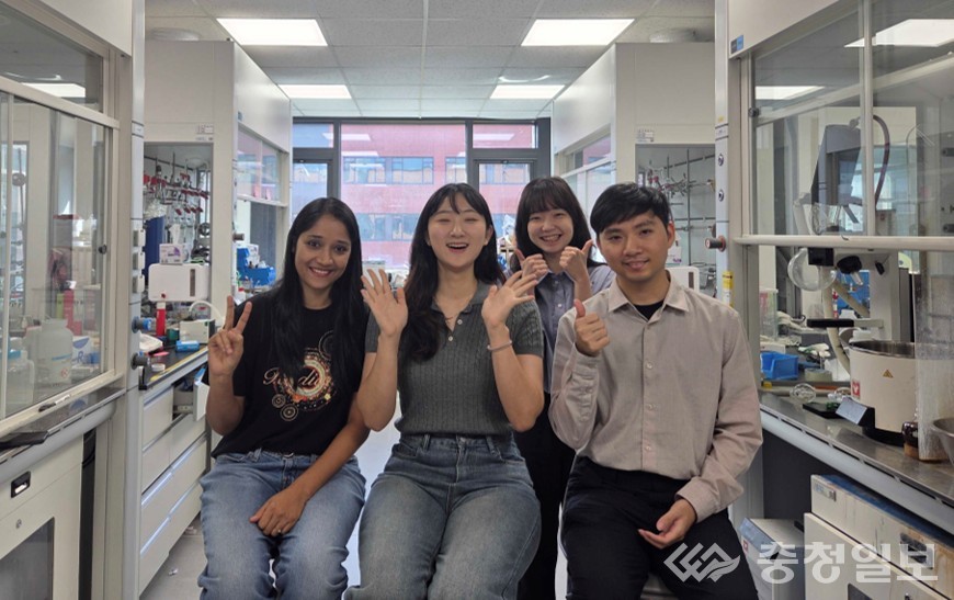 ▲ 왼쪽부터 니투 싱(Neetu Singh) 박사, 임하늘 석박사통합과정, 권성연 IBS 박사 (뒤쪽) 백윤정 교수