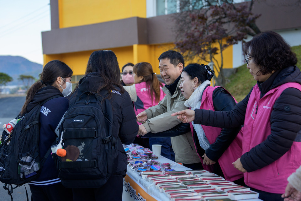 ▲ 충북 증평군여성단체협의회는 11일 형석고등학교 일원에서 '2025학년도 수능 수험생 응원 사랑빵 나눔' 행사를 실시했다.