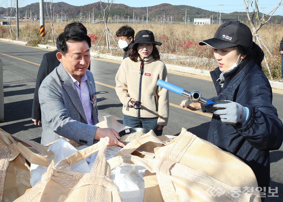 ▲ 서철모 서구청장이 공공비축미곡 매입 현장을 방문해 관계자들을 격려하고 있다