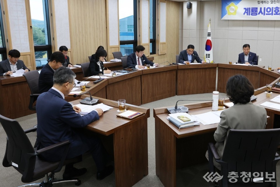 ▲ 계룡시의회 의원들이 정례회 안건을 앞두고 예산·조례·현안 보고를 검토하며 논의를 진행하고 있다