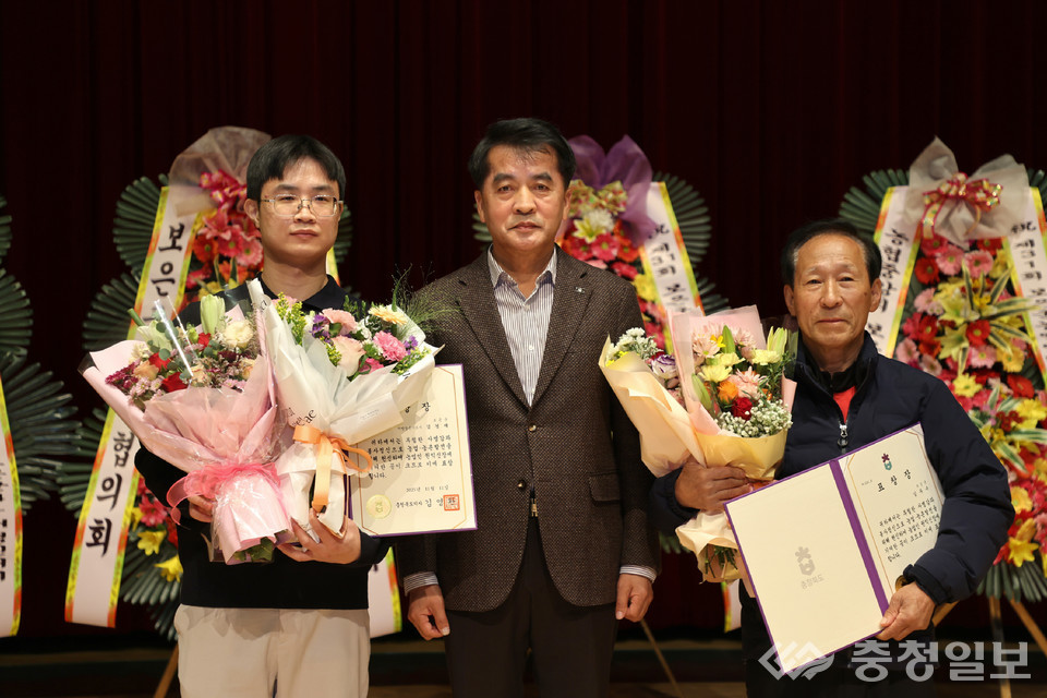 ▲ 31회 보은군 농업인대회’에서 김재형 보은군수(가운데)가 김두수(오른쪽), 김경재(왼쪽)에게 충청북도지사 표창을 전수하고 기념촬영하고 있다.