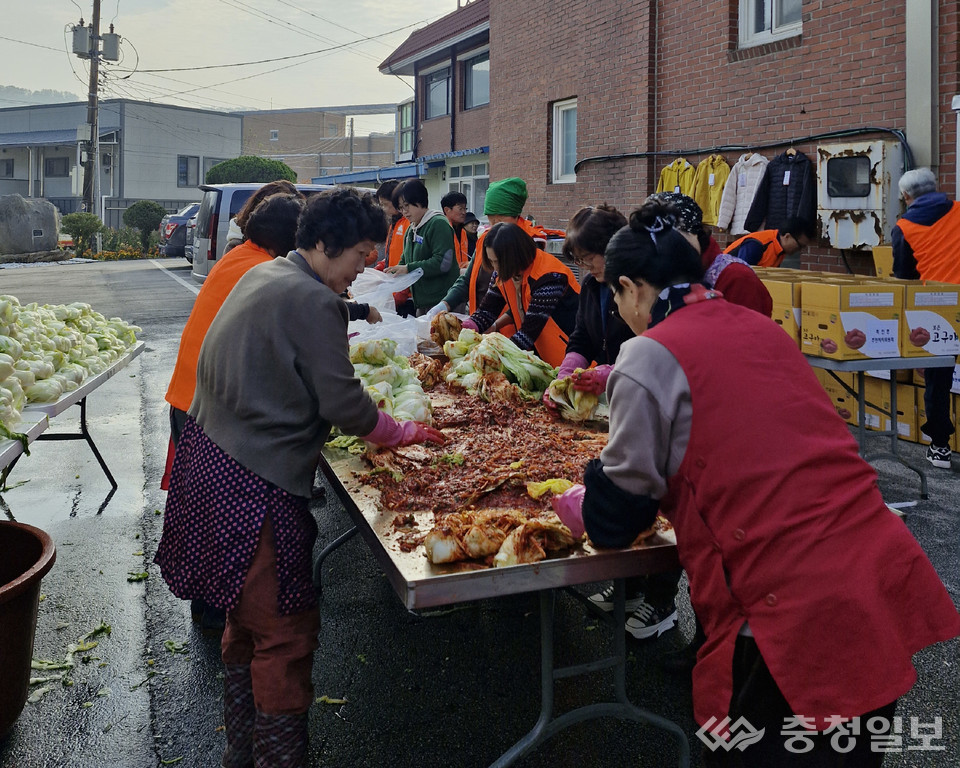 ▲ 보은군 회인면 주민자치위원회 회원들이 지역의 홀몸노인과 취약가구에게 전달할 김장 김치를 담그고 있다.