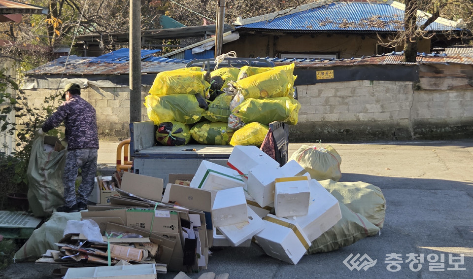 ▲ 보은군 산외면이 전문 청소업체와 협력해 고독사 우려가 큰 1인 가구를 대상으로 ‘주거환경 개선 활동’을 실시하고 있다.