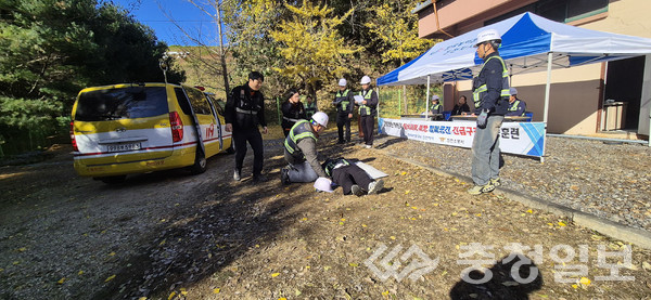 ▲ 한국농어촌공사 진천지사와 진천소방서는 직원들이 백곡양수장에서 밀폐공간 긴급구조훈련을 실시하고 있다.
