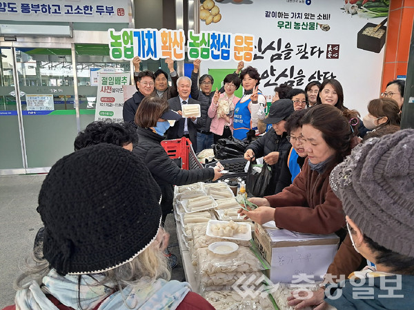 ▲ 농협진천군지부(지부장 유호종)와 진천농협(조합장 박기현) 농가주부모임(회장 이복순) 회원들이 11일 진천농협하나로마트에서 생거진천 쌀로 만든 가래떡을 판매하고 있다.