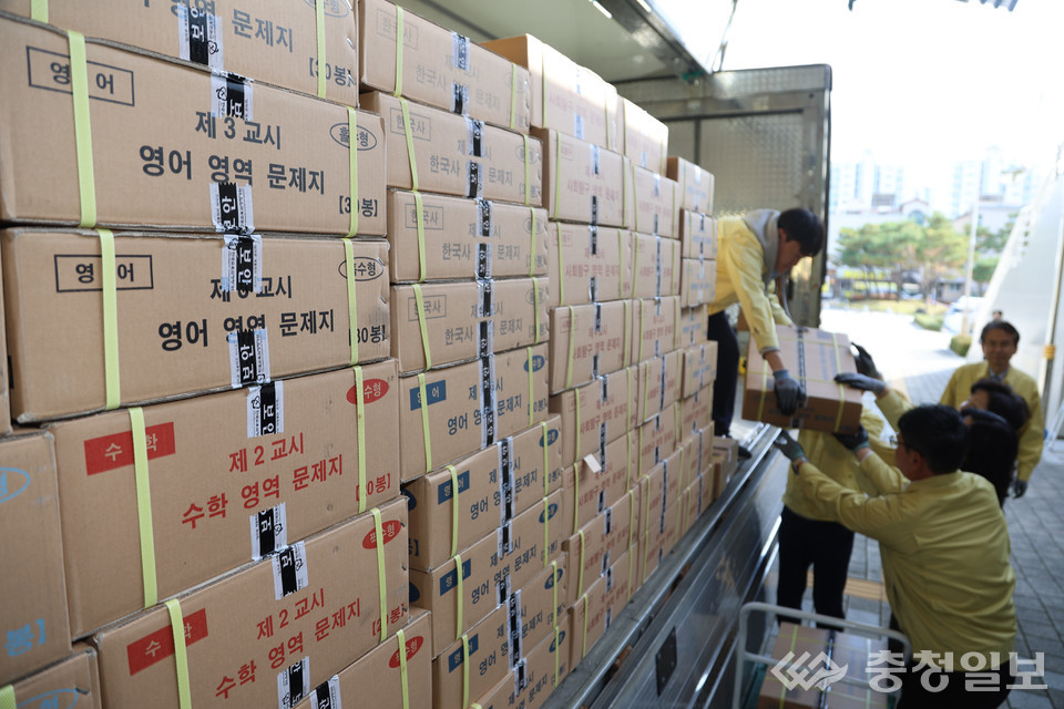 2026학년도 대학수학능력시험을 이틀 앞둔 11일 오후 충북 청주교육지원청에서 관계자들이 수능문답지를 인수하고 있다. 