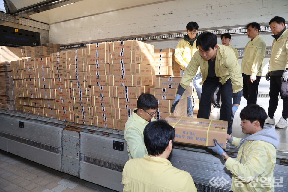 2026학년도 대학수학능력시험을 이틀 앞둔 11일 오후 충북 청주교육지원청에서 관계자들이 수능문답지를 인수하고 있다. 