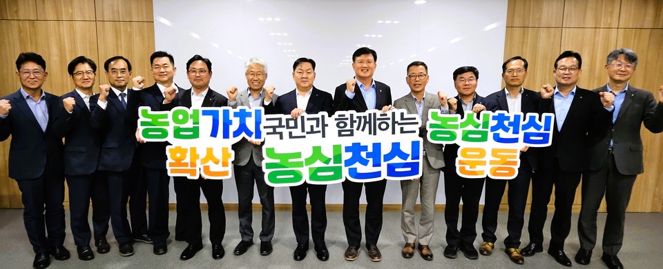 ▲ 이용선 총괄본부장(가운데 오른쪽)과 임세빈 본부장(왼쪽)이 충북 시·군지부장들과 기념촬영을 하고 있다.