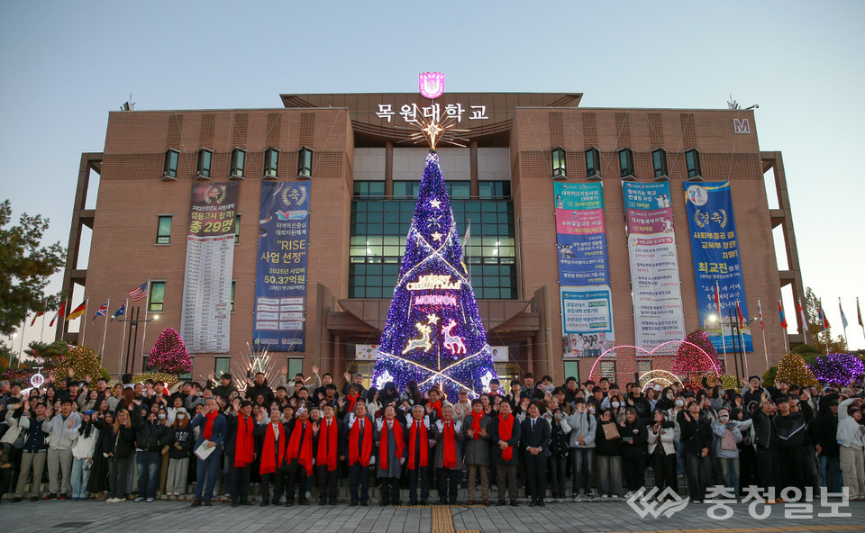 ▲ 목원대학교 본부 앞 광장에서 성탄목 점등식이 열리자 학생과 교직원, 지역 주민들이 한자리에 모여 연말의 시작을 함께 축하하고 있다. 높이 11m 규모로 설치된 대형 트리는 은하수 조명과 크리스마스 장식으로 꾸며져 겨울밤 캠퍼스를 밝히며 따뜻한 분위기를 더했다