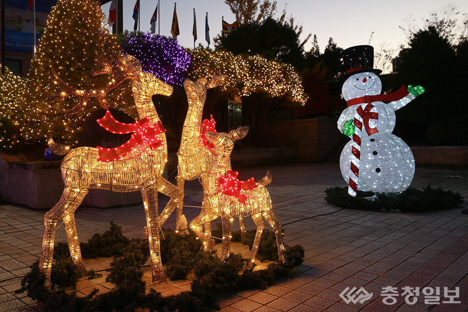 ▲ 루돌프 조형물과 눈사람 장식이 환한 불빛을 밝히며 겨울 정취를 더하고 있다