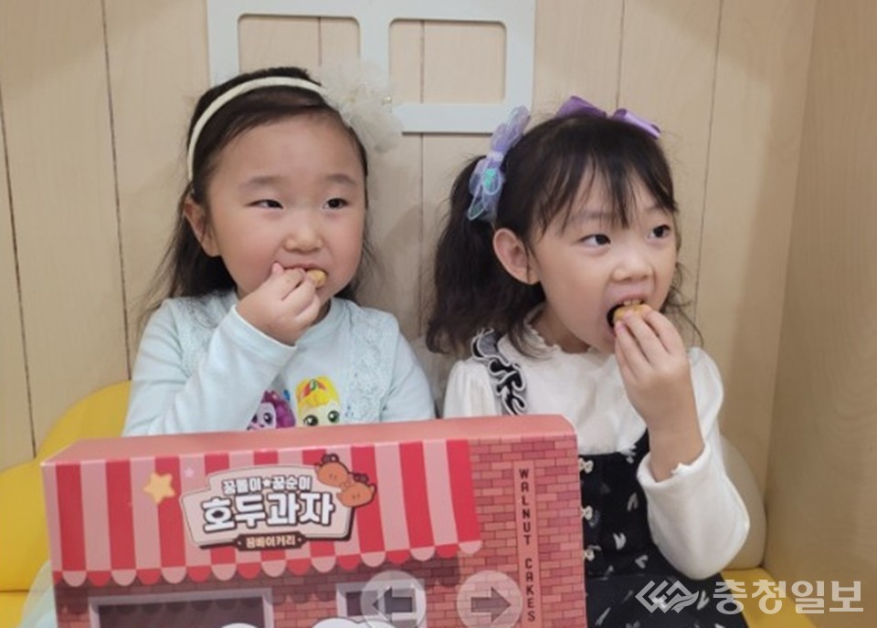 ▲ 꿈돌이 호두과자 신제품 시식 행사에 참여한 아이들이 슈크림 맛을 즐기며 활짝 웃고 있다