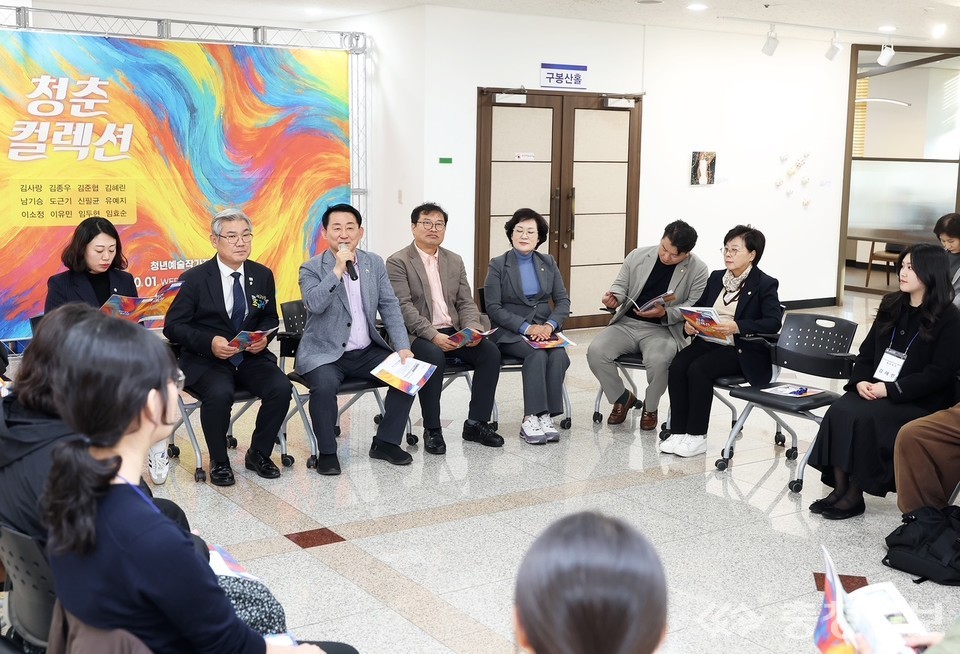 ▲ 서구청 2층 전시장에서 열린 ‘청춘컬렉션 청년예술작가전’ 큐레이팅 행사에서 서철모 청장을 비롯한 참석자들이 청년 작가들과 작품 세계를 주제로 대화를 나누고 있다