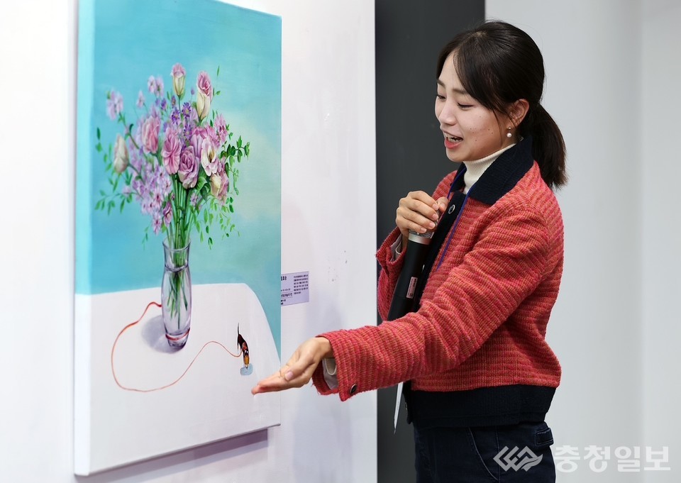 ▲ 청춘컬렉션 전시에 참여한 청년 작가가 자신의 작품을 설명하며 관람객과 창작 과정에 대해 이야기를 나누고 있다