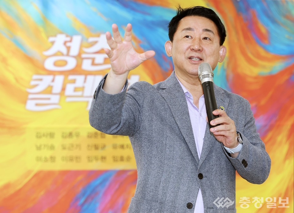 ▲ 서철모 서구청장이 청춘컬렉션 큐레이팅 행사에서 청년 예술가들과 관람객에게 전시 취지와 지역 문화정책의 방향에 대해 설명하고 있다