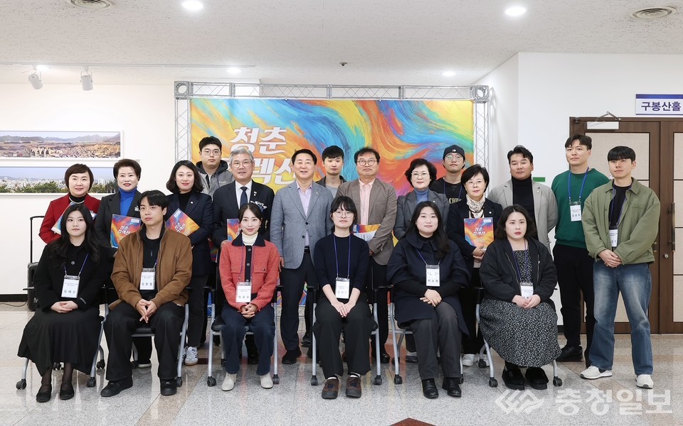 ▲ 청춘컬렉션 청년예술작가전 큐레이팅 행사에 참여한 청년 작가들과 서철모 청장, 서구의원, 지역 예술계 관계자들이 전시 공간에서 함께 자리하고 있다