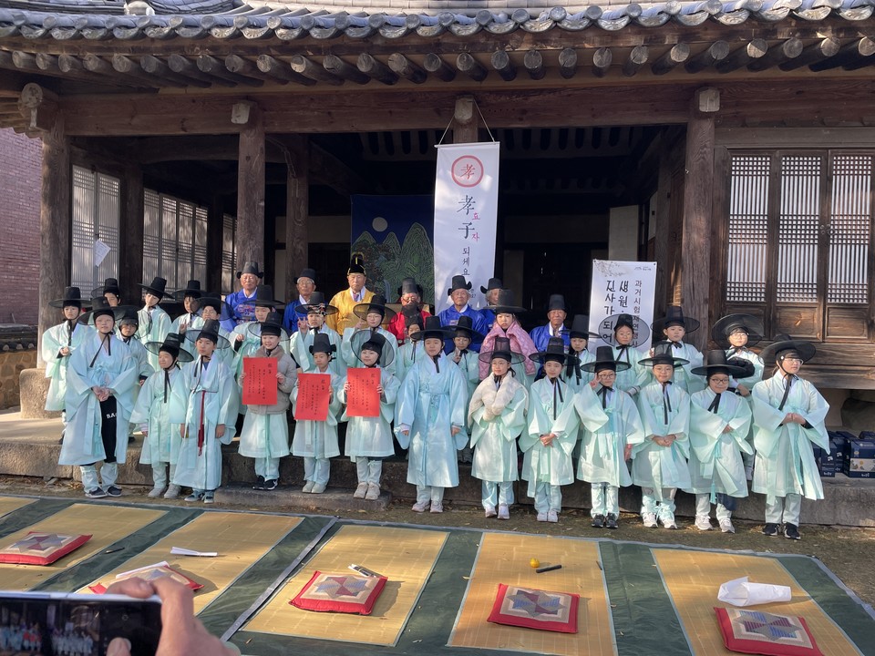 ▲ 복닥북(Book)대표 참여 프로그램인 '장원을 뽑아라'에서 참여 학생들이  괴산유교문화사업단의 '과거시험 재현'과 연계해 진행하고 있다.