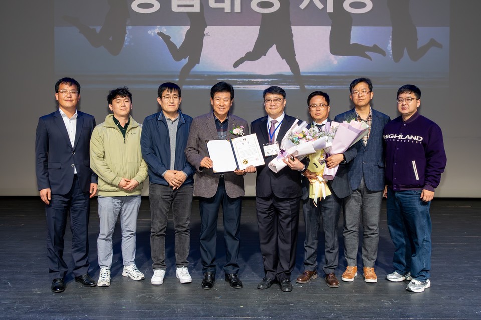 ▲ 박범인 금산군수(왼쪽 네 번째)가 노민성 대표에게 기업인 종합 대상을 수여하고 있다./금산군 제공