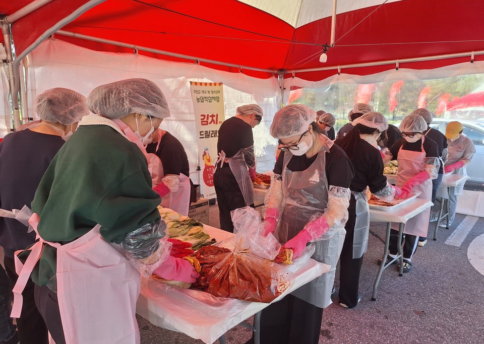 ▲ 충북 괴산군학교밖청소년지원센터는 12일 학교 밖 청소년들이 직접 담근 김치를 괴산군장애인복지관에 전달하며 따뜻한 이웃 사랑을 실천했다.