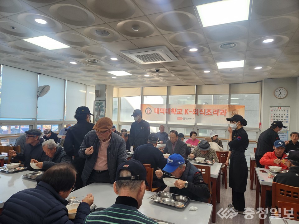 ▲ 대덕대학교 K-외식조리과 학생들이 ‘어르신께 드리는 떡국 한 그릇’ 행사에서 정성껏 준비한 음식을 어르신들께 제공하고 있다. 따뜻한 식사 한 끼가 지역의 온정을 나누는 자리로 이어졌다