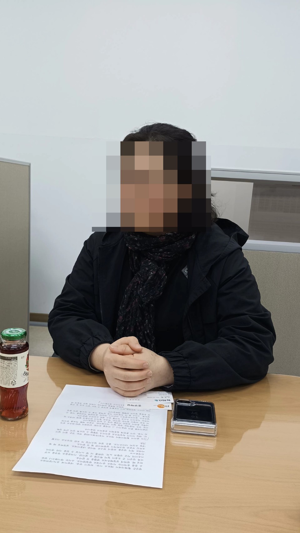 ▲ 피해 아동의 어머니가 12일 괴산군청 브리핑룸에서 기자회견을 하고있다.