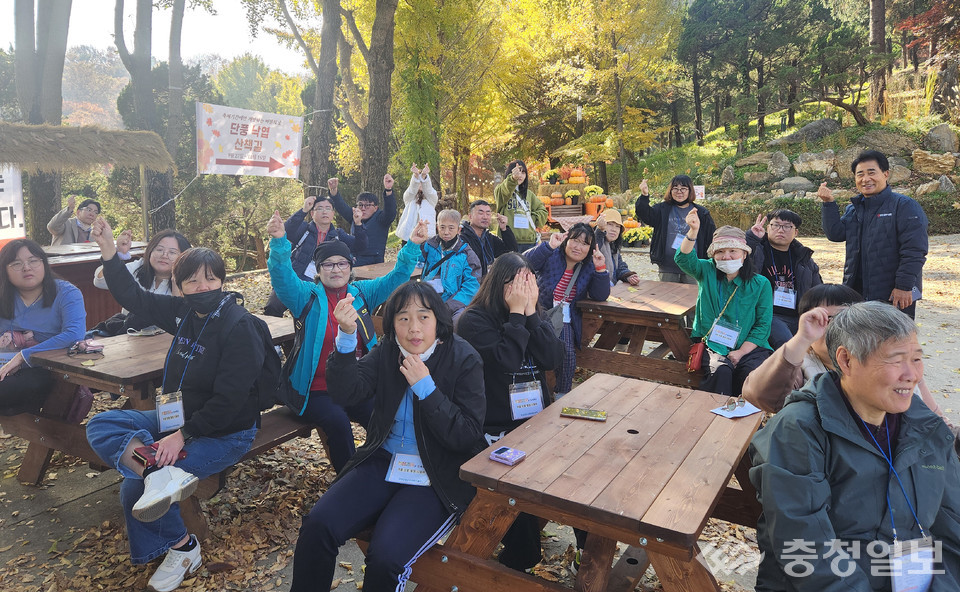 ▲ 충북 진천군 정신건강복지센터 등록회원과 자원봉사자 등이 12일 세종시 베어트리파크 동물원에서 즐거운 시간을 보내고 있다.