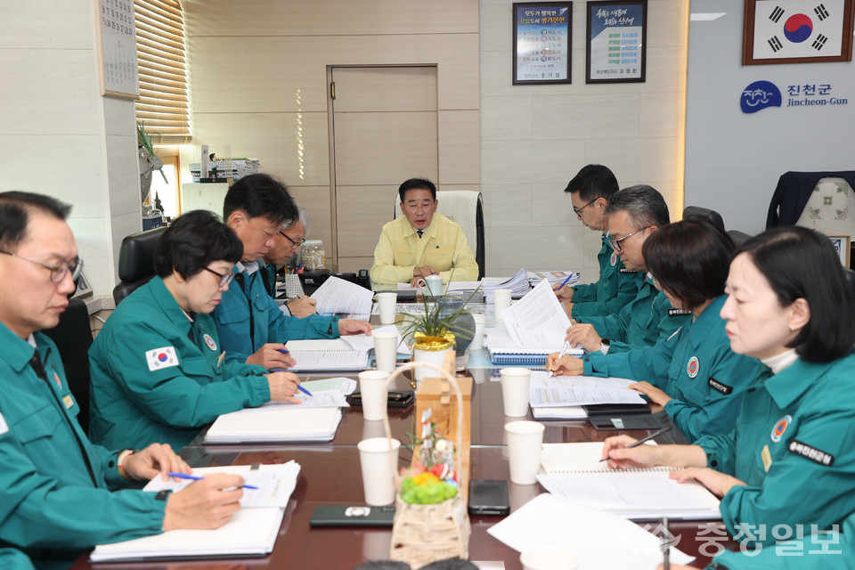 ▲ 송기섭 충북 진천군수가 12일 군청 집무실에서 음성군 소재 기업의 화학 사고 관련 대책 마련을 위한 간부회의를 주재하고 있다.