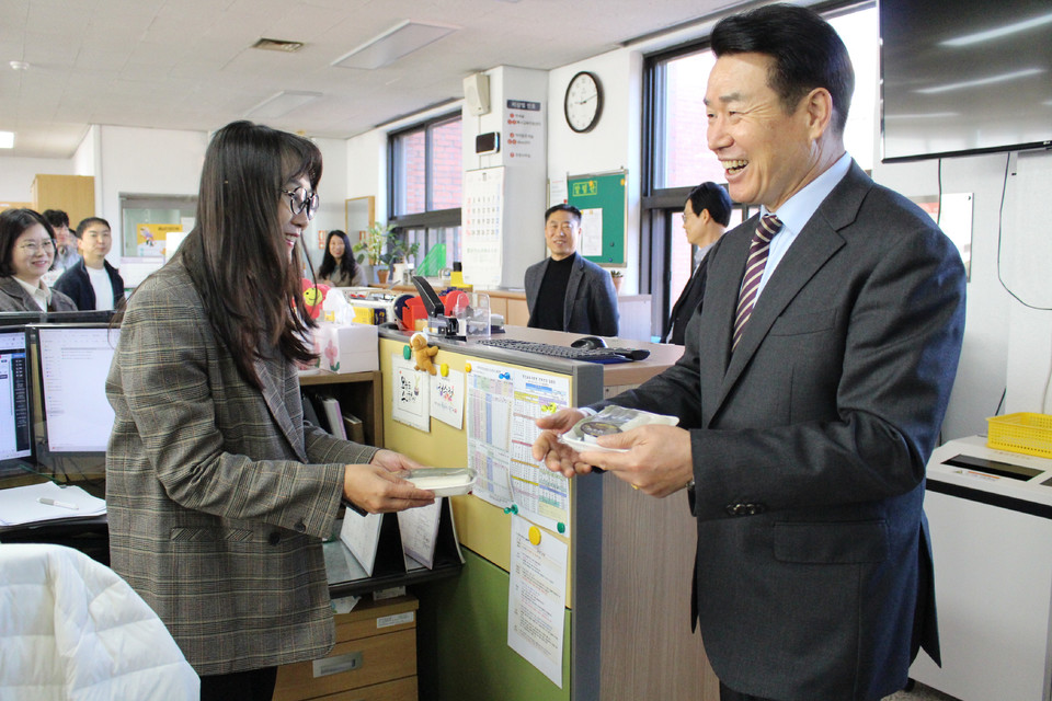 ▲ 태안교육지원청은 지난 11일 가레떡데이 행사를 진행하고 있다.