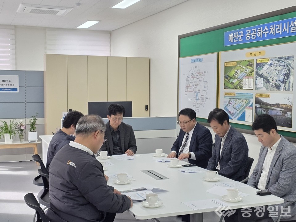 ▲ 송호석 금강유역환경청장(사진 중앙)이 12일 예산공공하수처리시설을 방문해 운영 현황을 보고받고 있다. 이날 송 청장은 하수슬러지 저감과 에너지 자립화를 위한 기술 개선 방향을 논의하며, 관계자들에게 안전한 시설 운영을 당부했다
