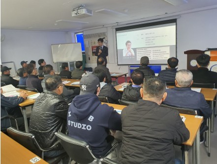  윤건영 충북교육감이 지난 11일 오전 충북·세종지방협회에서 특강을 하고 있다.