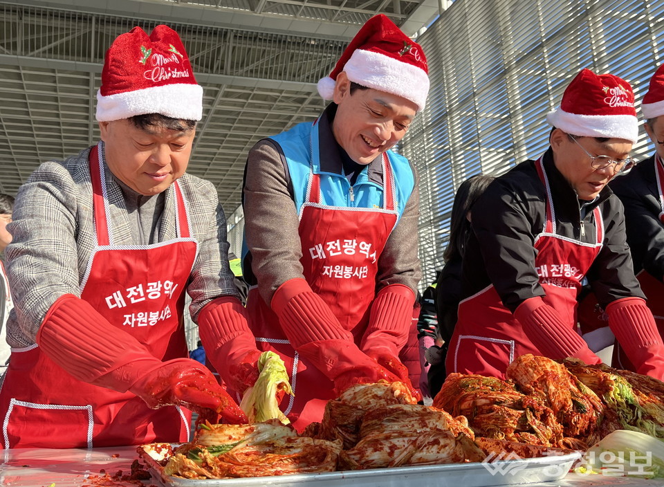 ▲ 가운데 정국영 대전도시공사 사장이 12일 엑스포 남문광장에서 열린 ‘사랑의 김장 나눔 행사’에서 자원봉사자들과 함께 김치를 담그고 있다