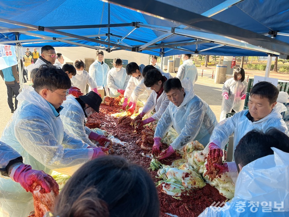 ▲ 대전도시공사 임직원들이 12일 엑스포 남문광장에서 열린 ‘사랑의 김장 나눔 행사’에 참여해 배추에 양념을 버무리고 있다