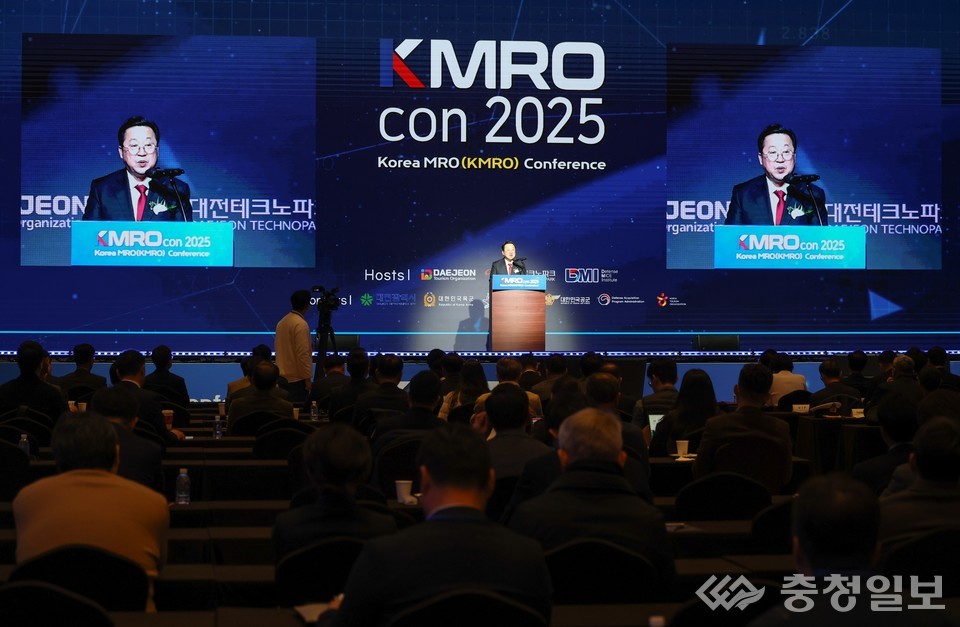 ▲ 이장우 대전시장이 ‘KMRO Con 2025’ 개막 행사에서 기조연설을 통해 대전의 K-방산 정비·유지(MRO) 산업 비전을 강조하고 있다. 행사장에는 국내외 관계자들이 대거 참석해 대전의 글로벌 방산 도시 도약 전략에 높은 관심을 보였다