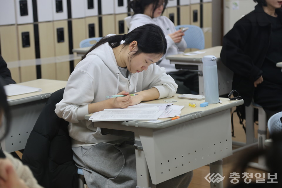 2026학년도 대학수학능력시험일인 13일 충북 청주시 상당고등학교 수능 시험장에서 수험생들이 마지막 점검을 하며 시험 준비를 하고 있다. 