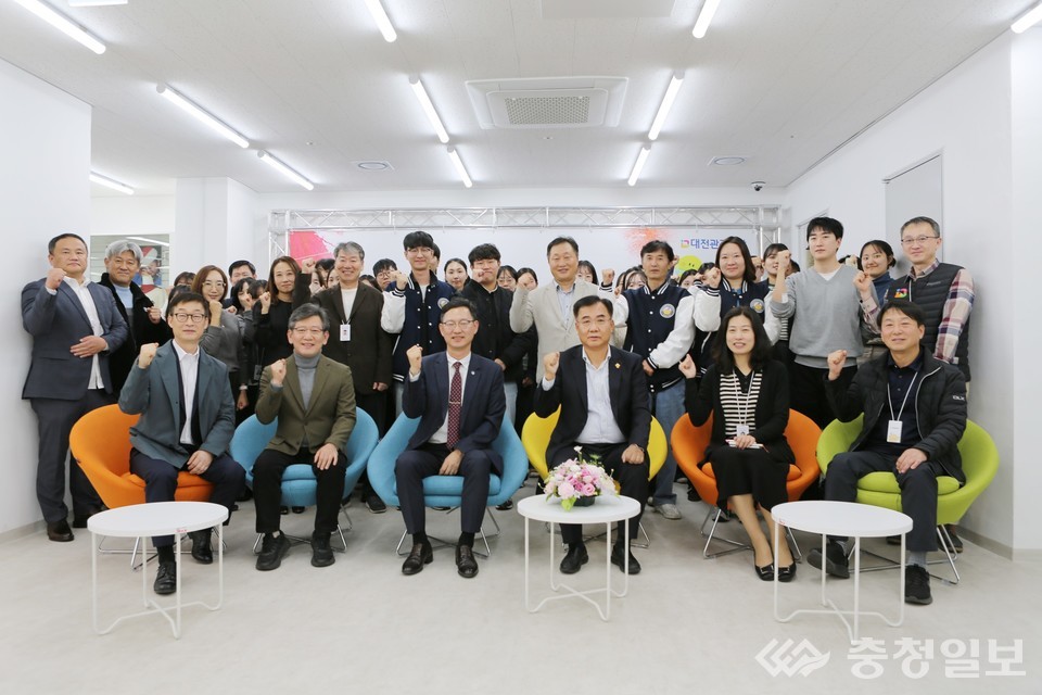 ▲ 대전관광공사 새 사장의 취임을 맞아 임직원들이 한자리에 모여 화이팅을 외치며 조직문화 혁신과 새로운 출발을 다짐하는 모습. 따뜻한 소통 분위기 속에서 직원들의 참여와 환영이 이어졌다. 앞줄 왼쪽에서 네 번째 김용원 사장