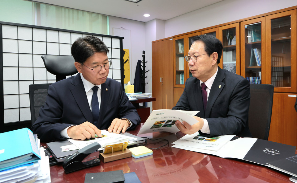 ▲ 송인헌 군수가 13일 국회를 방문해 이재관 국회의원에게 괴산군 지역 현안사업의 필요성을 설명하고 있다.