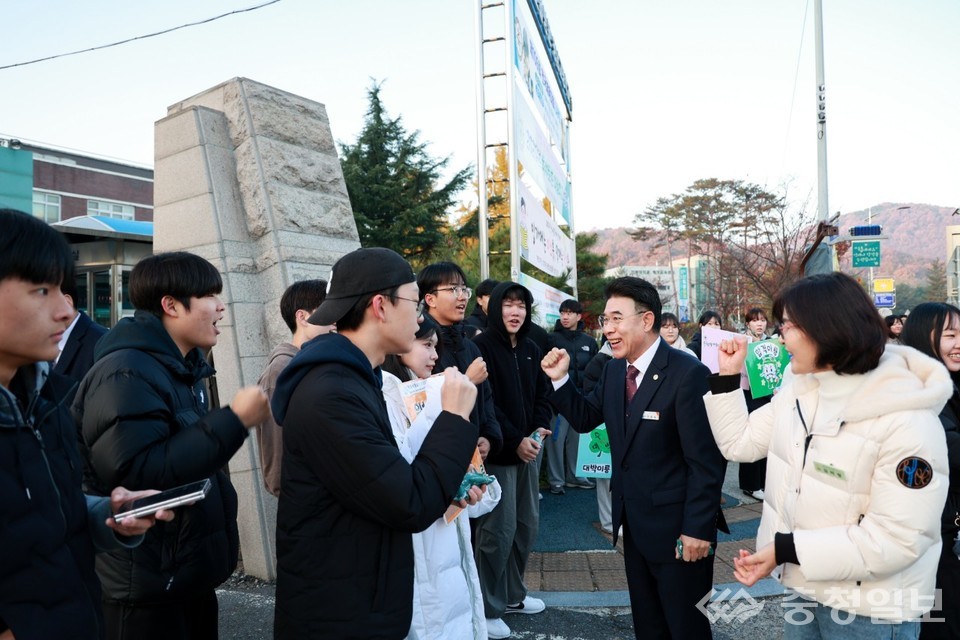 ▲ 이응우 계룡시장이 2026 수능일 아침, 지역 내 고사장을 찾아 수험생들과 주먹을 맞대며 응원의 메시지를 전하고 있다