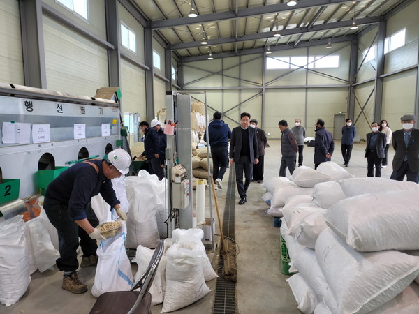 ▲ 은행 수매 현장 및 은행 수매 홍보물