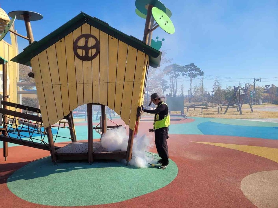 ▲ 어린이 놀이시설 스팀 소독./금산군 제공
