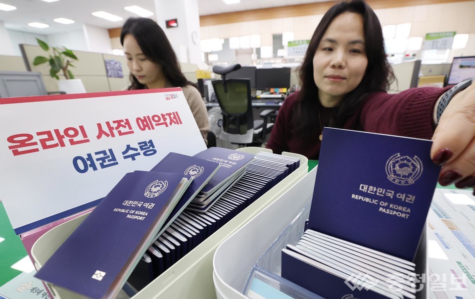 ▲ 동구청 민원창구 직원이 온라인 사전 예약제로 발급된 여권을 건네고 있다. 연말과 수능 이후 여행 수요가 늘면서, 사전 예약제를 통한 ‘대기 없는 여권 발급’ 서비스가 민원 현장의 혼잡을 줄이는 핵심 대안으로 자리 잡고 있다
