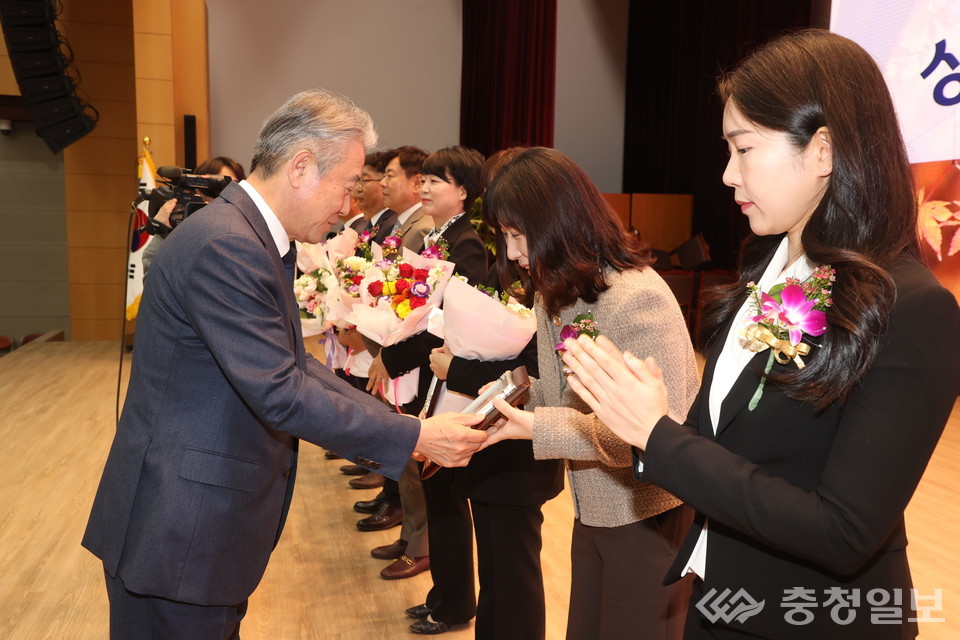 ▲ 산내농협 이선미 상무가 12일 농협중앙회 중앙본부에서 열린 정례조회에서 ‘2025년도 새로운 농협인상’을 수상하며 상패를 전달받고 있다